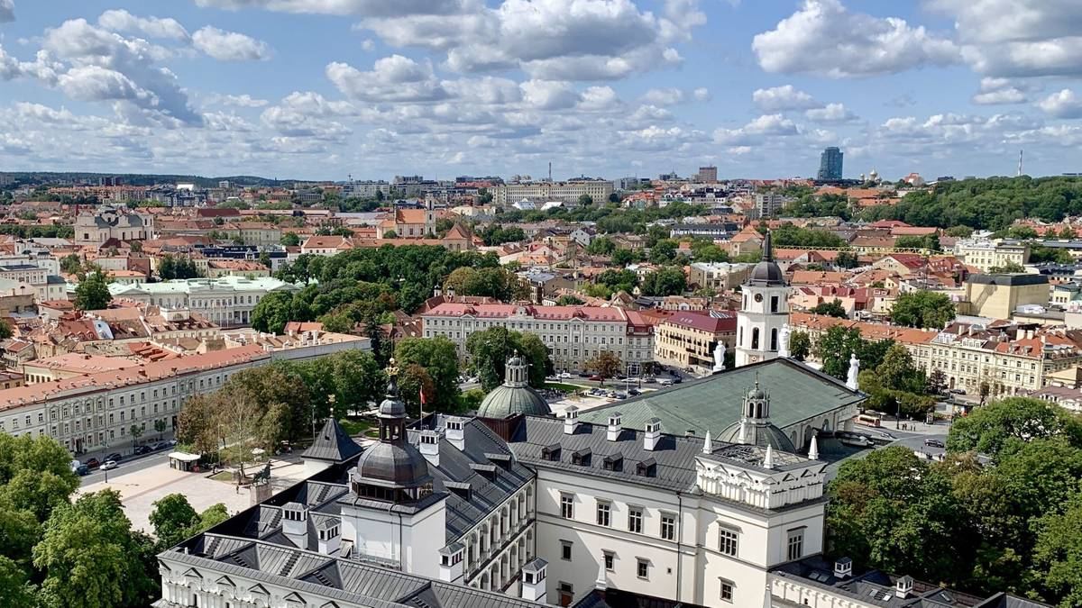Budynek Ministerstwa Spraw Zagranicznych Litwy w Wilnie, flaga Litwy na maszcie przed budynkiem