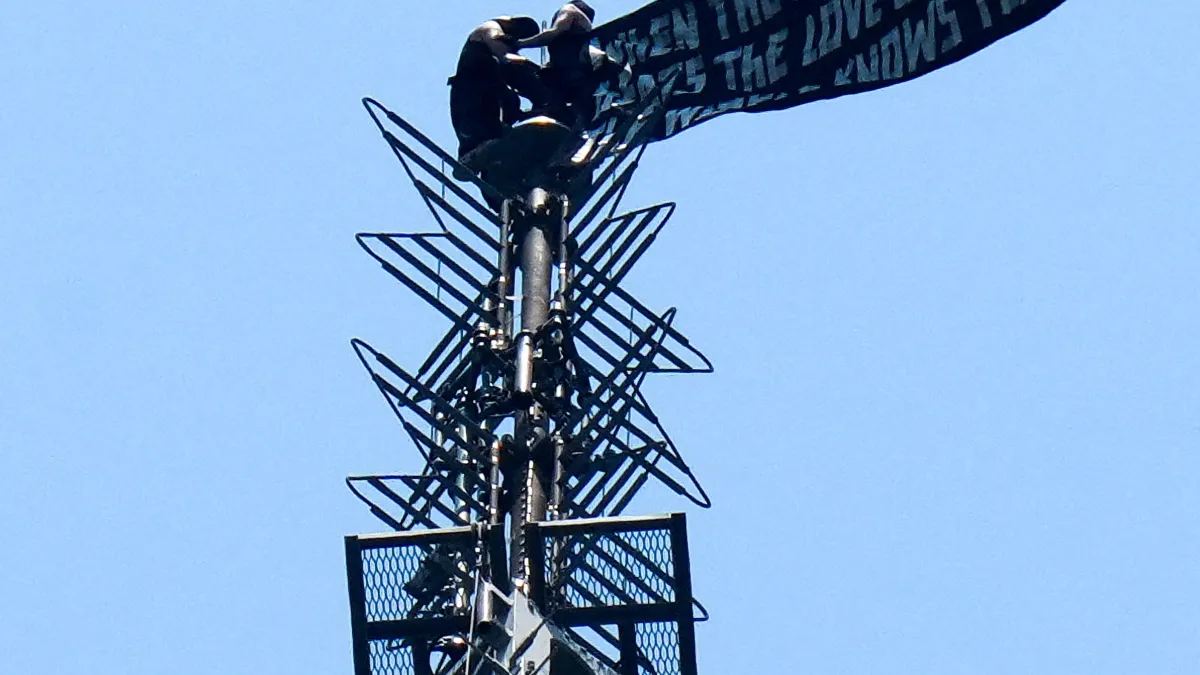 Widok z lotu ptaka na Empire State Building z rozwiniętym transparentem na antenie, w tle panorama Nowego Jorku.