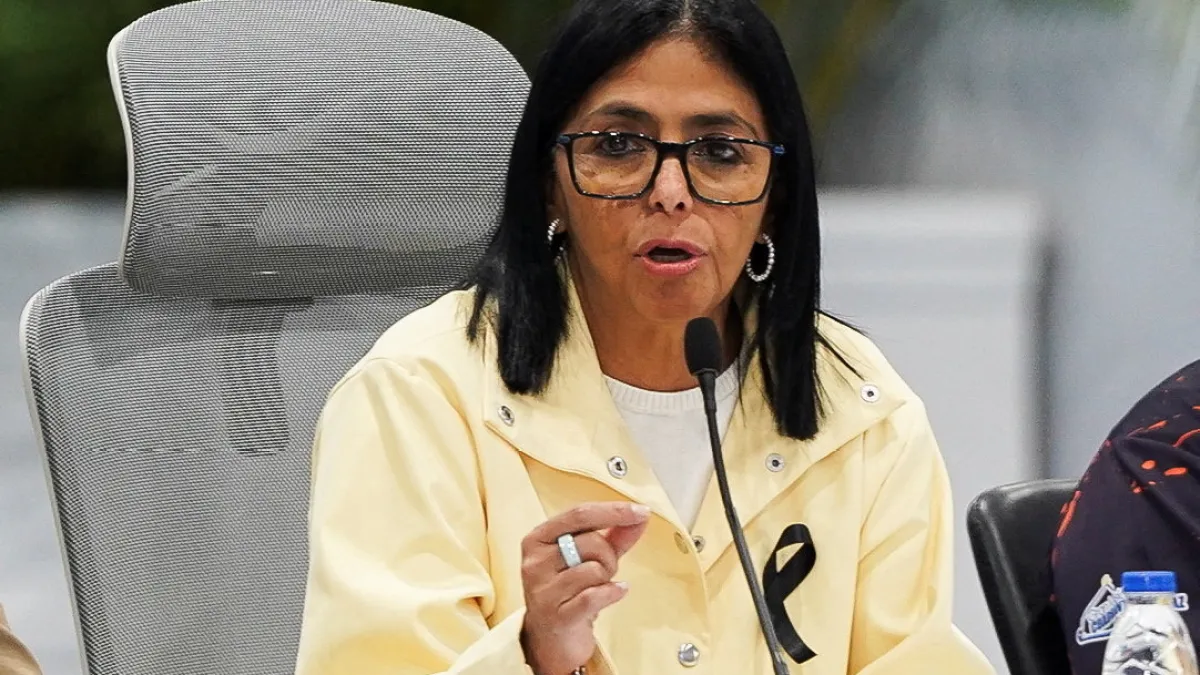 Tymczasowa prezydent Wenezueli Delcy Rodriguez podczas obchodów Dnia Niepodległości w kontekście zniszczeń po trzęsieniach ziemi.