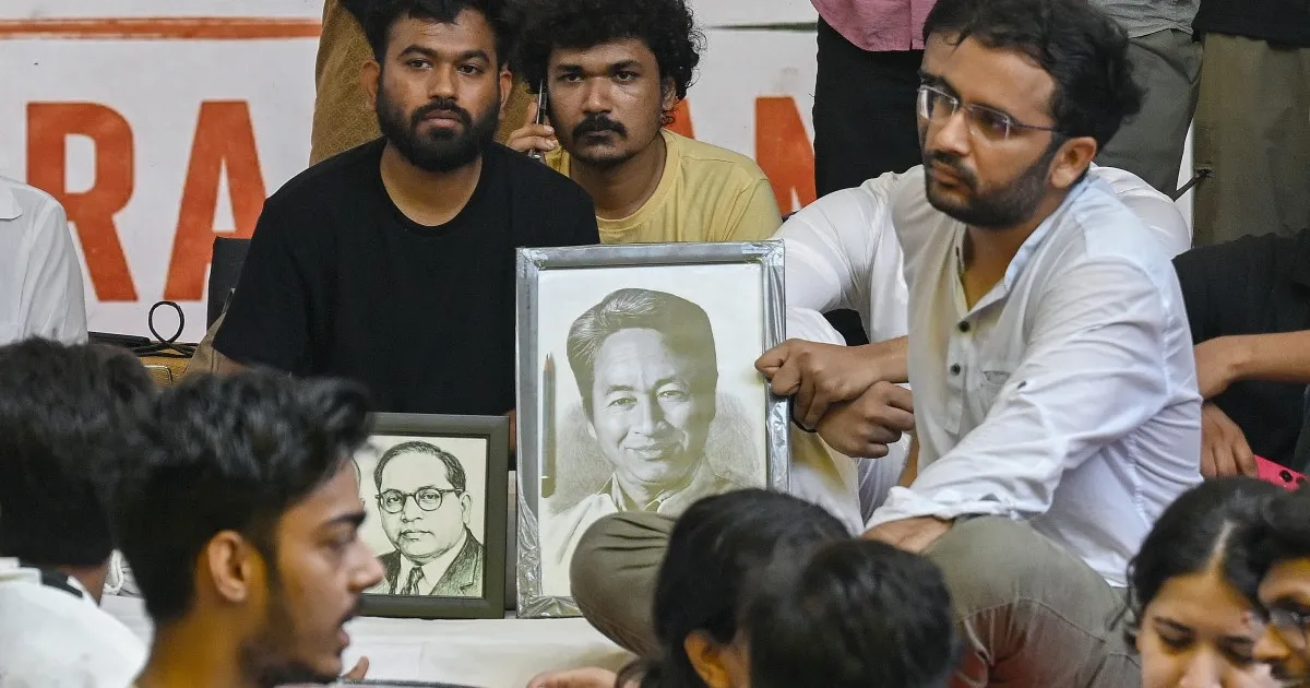 Zdjęcie przedstawiające protestujących w Indiach, prawdopodobnie związanych z Cockroach Janta Party