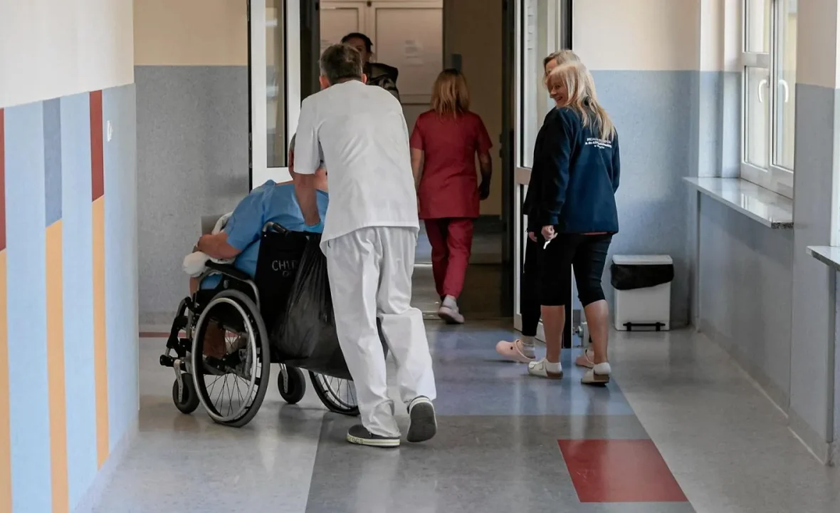 Prawie połowa Polaków uważa zarobki medyków za zbyt wysokie – wyniki sondażu CBOS