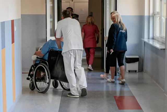 Prawie połowa Polaków uważa zarobki medyków za zbyt wysokie – wyniki sondażu CBOS