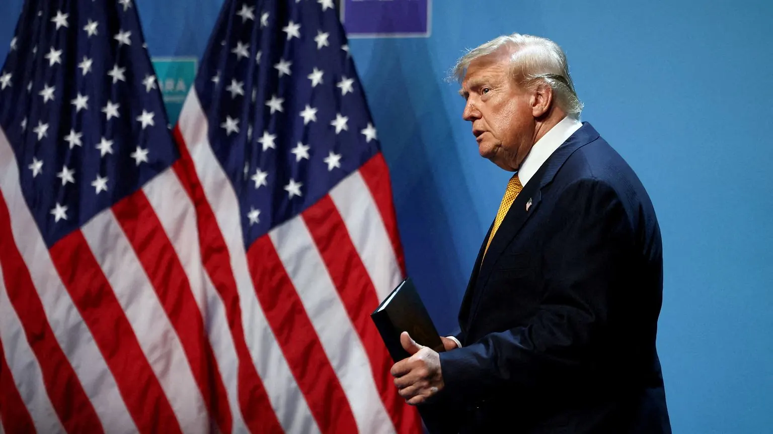 Donald Trump w trakcie przemówienia, przed nim widoczny prompter.