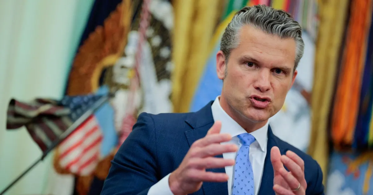 Pete Hegseth podczas wystąpienia na temat bezpieczeństwa regionalnego