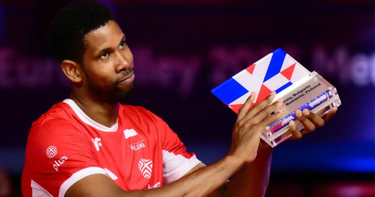 Wilfredo Leon udziela wywiadu po finale mistrzostw Europy w siatkówce, w tle flaga Polski i trybuny