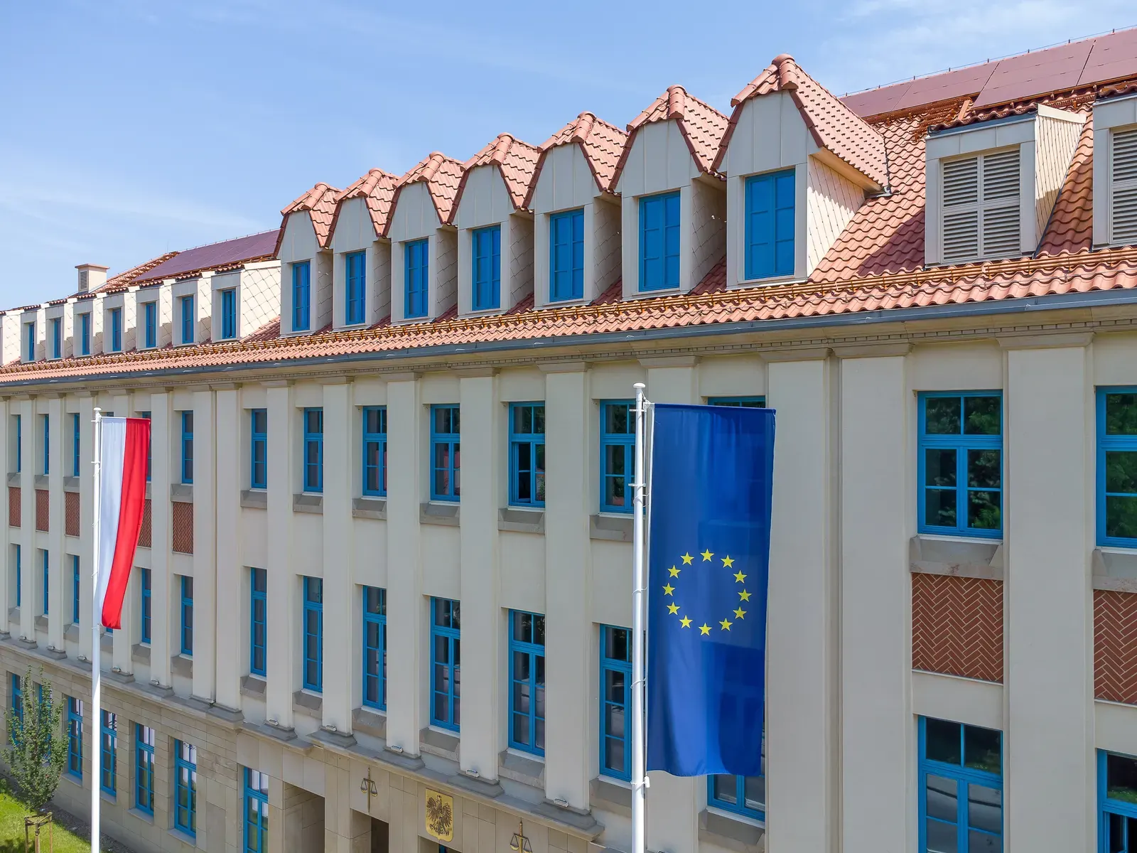 Flagi Unii Europejskiej przed siedzibą Komisji Europejskiej w Brukseli
