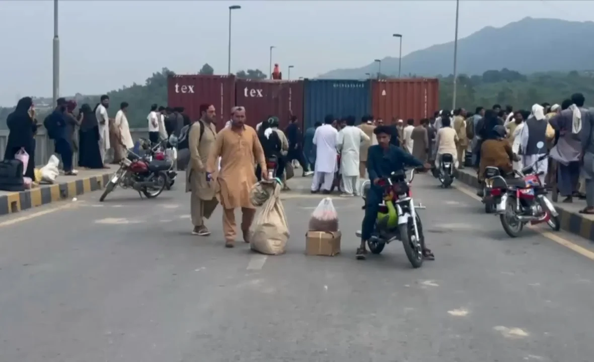 Islamabad sparaliżowany przed protestami PTI. Rząd blokuje miasto kontenerami