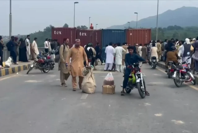 Islamabad sparaliżowany przed protestami PTI. Rząd blokuje miasto kontenerami