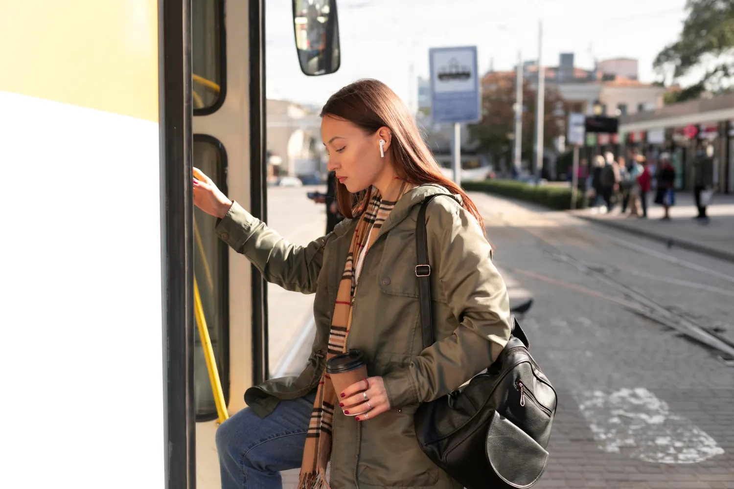 Autobus lokalnej komunikacji publicznej na przystanku w małej miejscowości, Polska