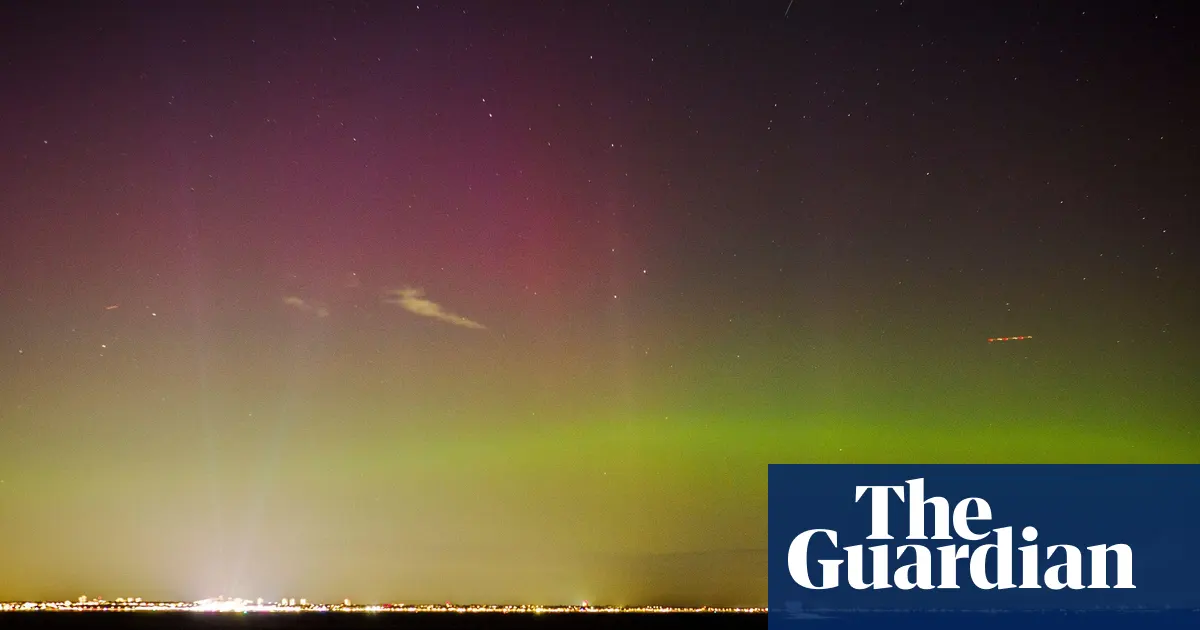 Zorza polarna nad Sheerness w hrabstwie Kent, widoczna mimo silnego zanieczyszczenia światłem