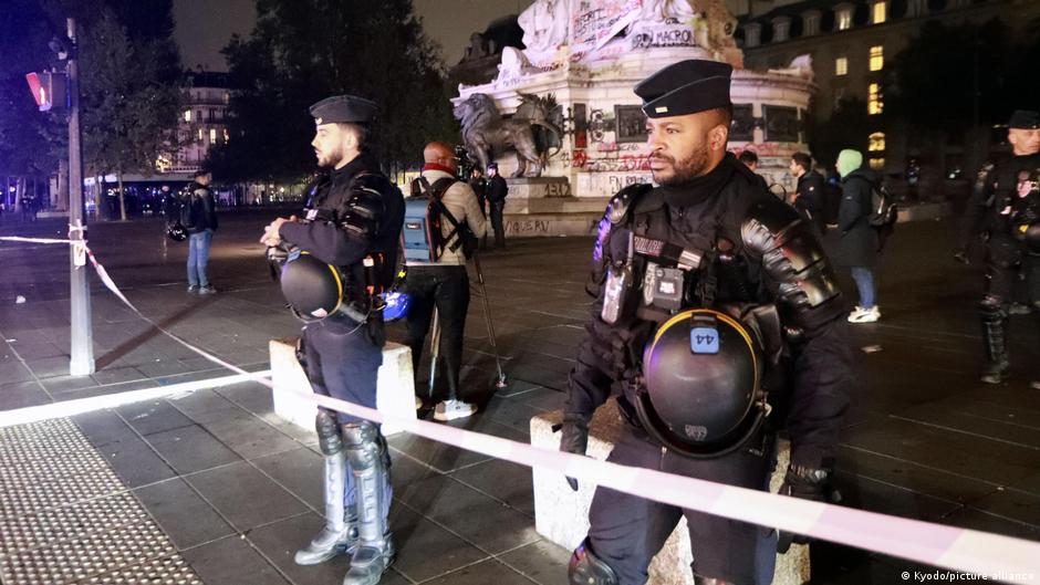 Widok na Pałac Elizejski w Paryżu z policyjnymi barierkami i znakami zakazu zgromadzeń po wprowadzeniu czasowego zakazu protestów.