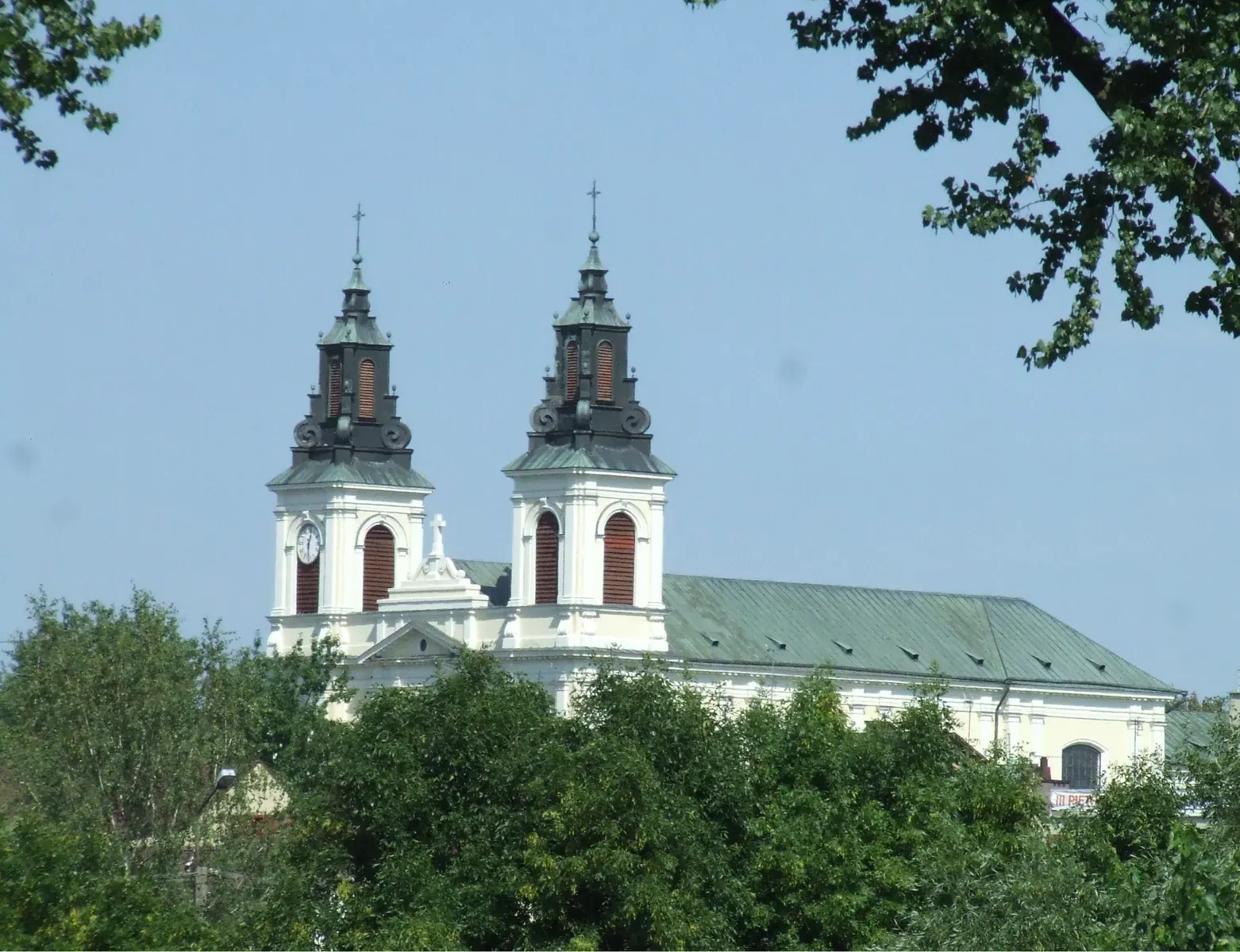 Pożar herbaciarni na szczycie góry Kehlstein w Berchtesgaden, Bawaria, widoczny z daleka ogień i dym