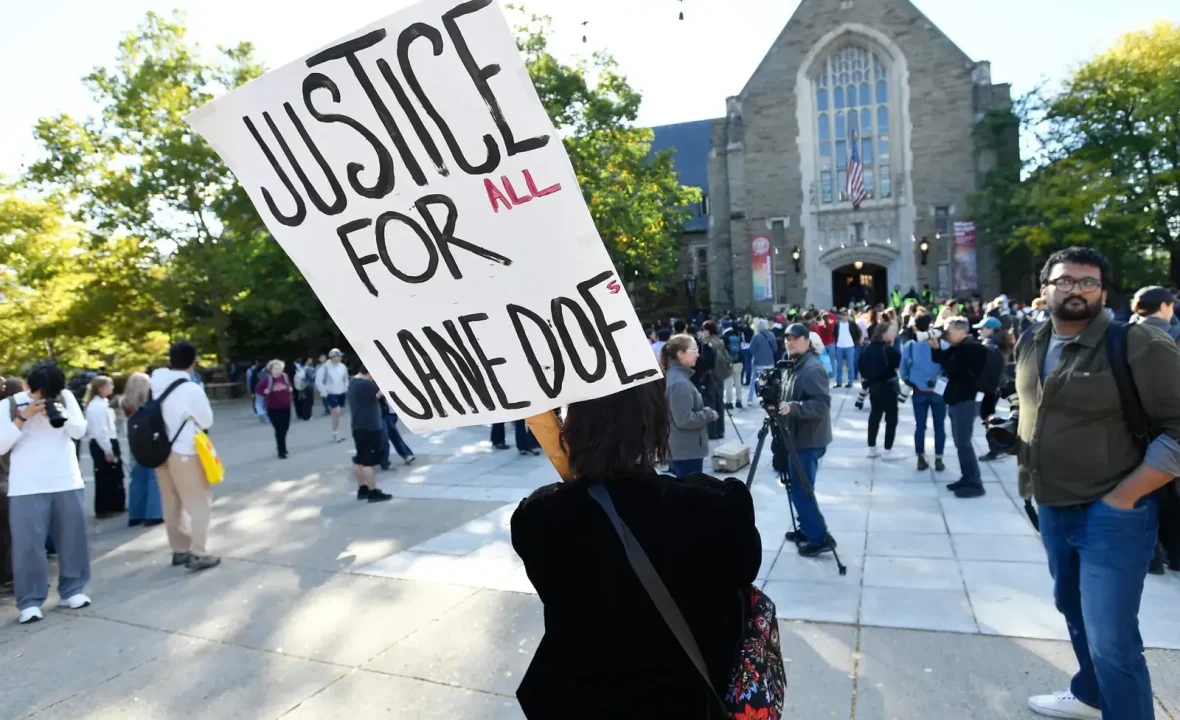 Cornell University pod presją po pozwie dotyczącym przemocy seksualnej. Uszkodzono Day Hall