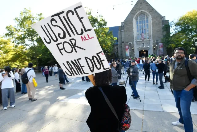 Cornell University pod presją po pozwie dotyczącym przemocy seksualnej. Uszkodzono Day Hall