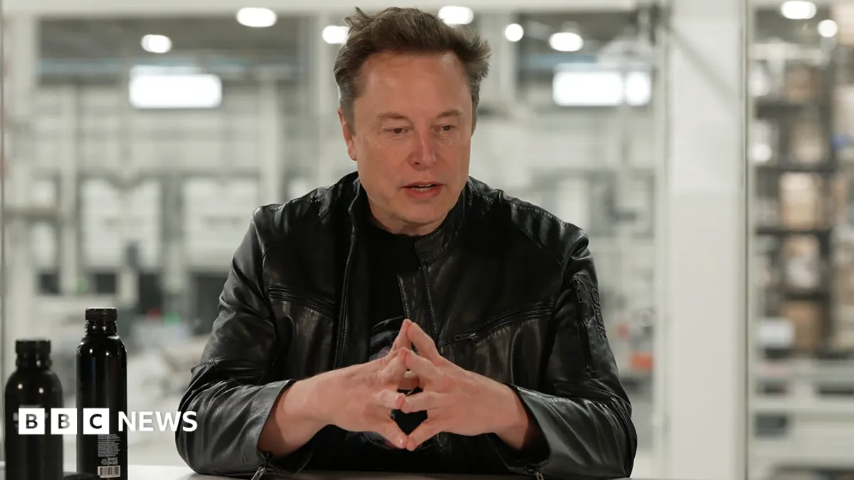 Elon Musk wypowiada się na temat potencjalnej fuzji Tesli i SpaceX, w tle widoczne logo obu firm